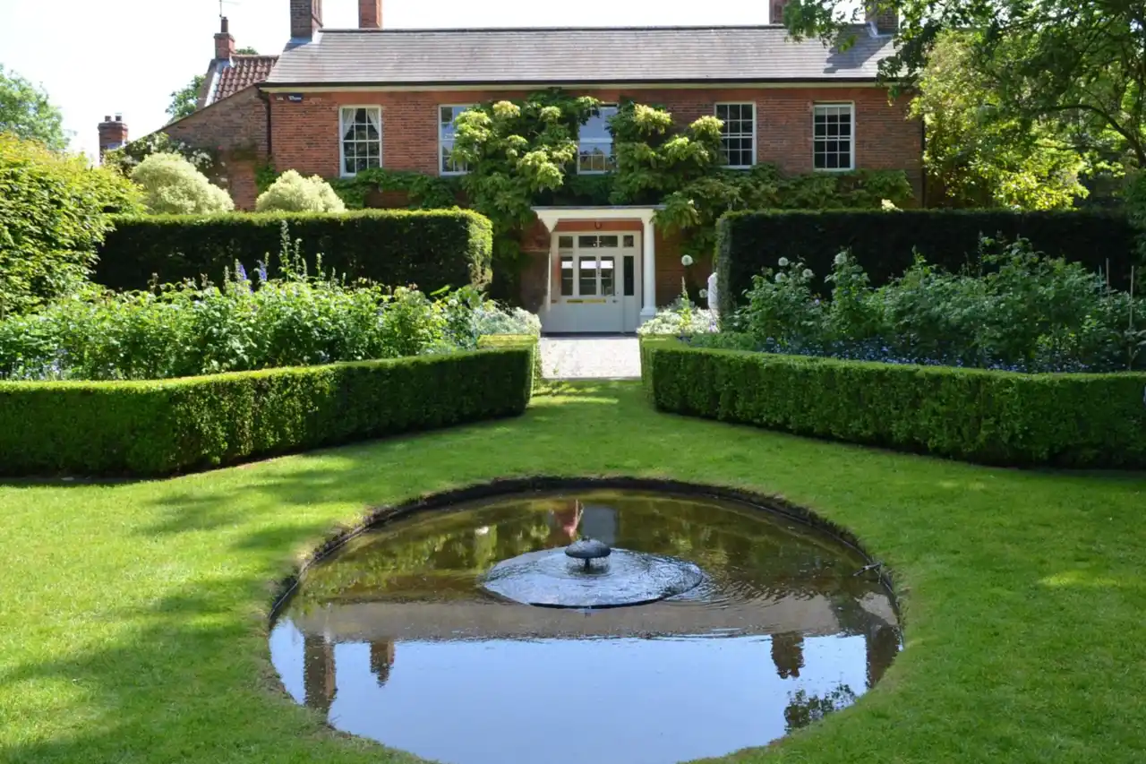 Garden with fountain feature