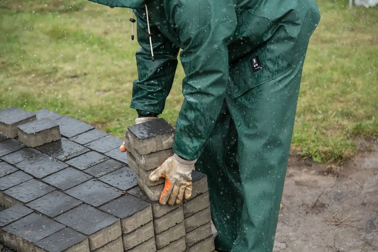 Laying paving stones